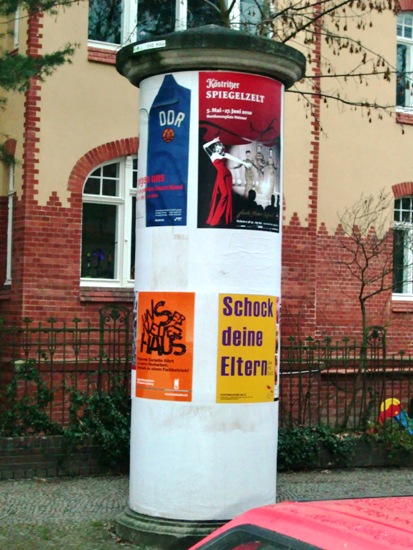 In der Senefelder Straße / Ecke Advokatenweg.